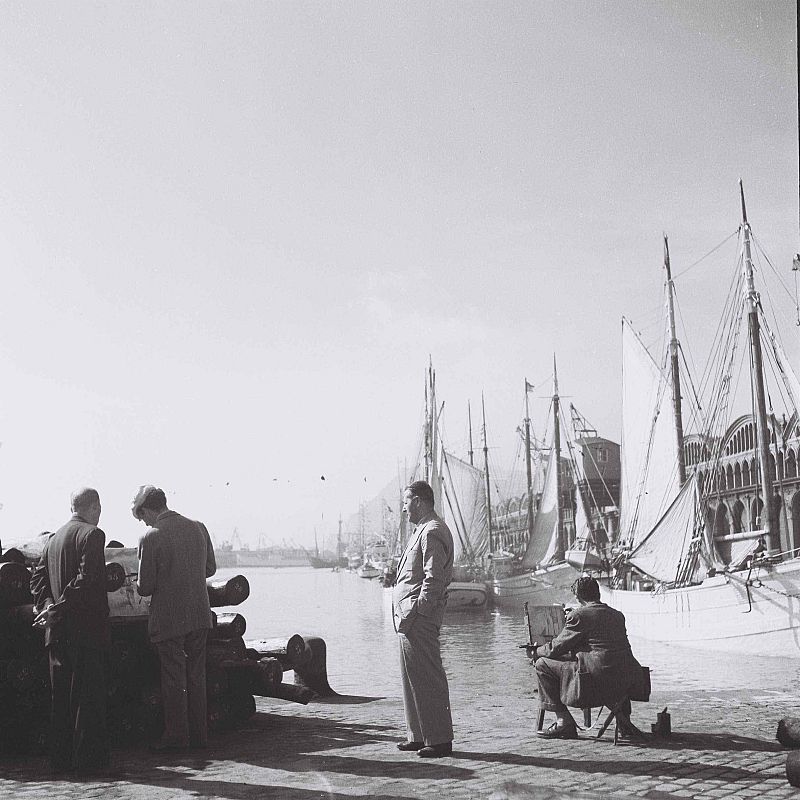 Varios pintores exhiben sus obras en el puerto de Barcelona.