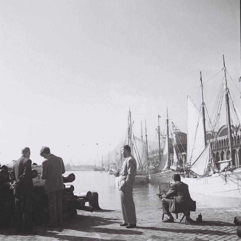 Varios pintores exhiben sus obras en el puerto de Barcelona.