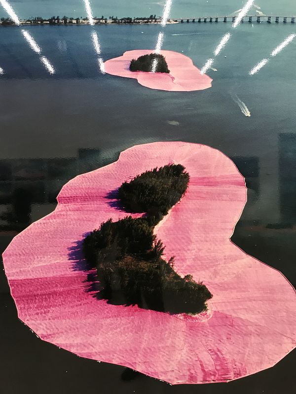 Fotografía tomada en  Art Museum de Miami (PAMM) en Miami, Florida, donde se muestra un detalle de una maqueta dibujo de la instalación "Sorrounded Islands".