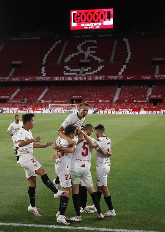 ABRAZOS Y AFICIONADOS EN EL SEVILLA - BETIS