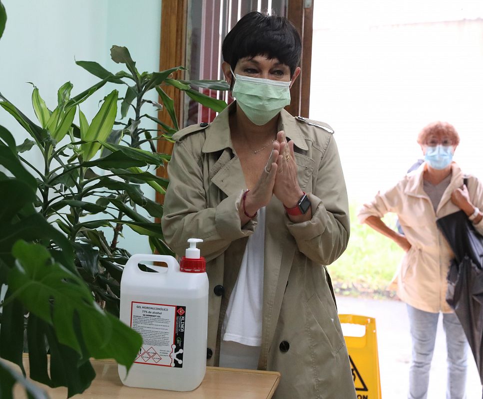 La candidata a lehendakari de EH-Bildu, Maddalen Iriarte, utiliza gel hidroalcohólico antes de ejercer su derecho al voto en un colegio electoral en la localidad vizcaína de Durango.