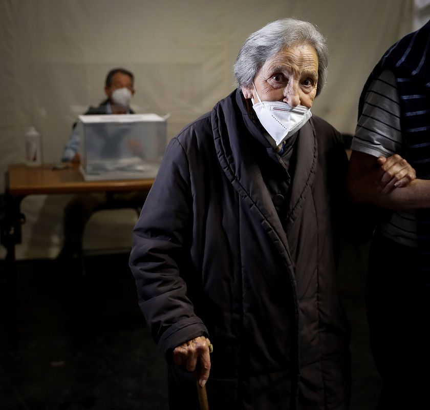 La vecina de Ordizia Juana, con 100 años, tras ejercer su derecho al voto este domingo.