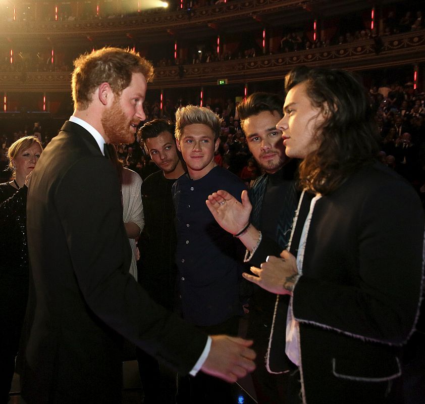 El príncipe Enrique, duque de Sussex, saludando a los One Direction.