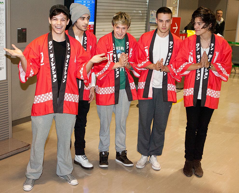Louis Tomlinson, Zayn Malik, Niall Horan, Liam Payne y Harry Styles vistiendo un look trandicional japonés en el aeropuerto de Narita.