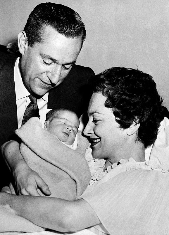 Olivia de Havilland y su primer marido, Pierre Galante, tras el nacimiento de su hija Gisèle.