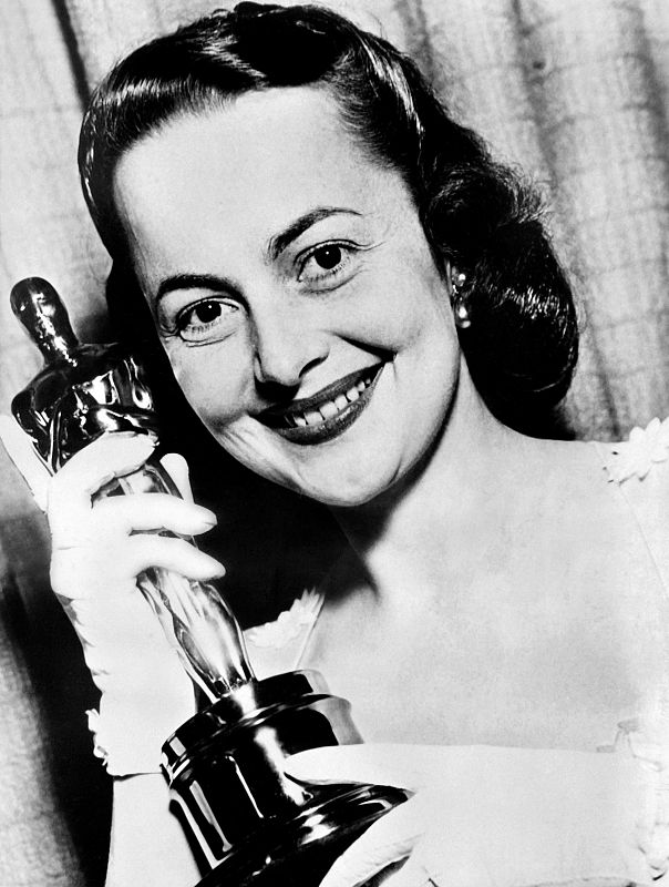 La actriz posa con el Oscar logrado por su papel protagonista en la película 'La heredera'.