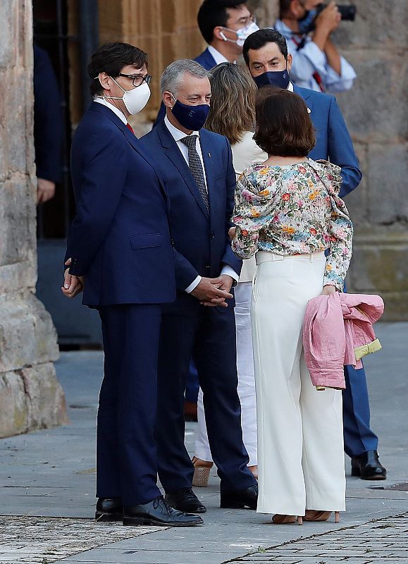 El lehendakari, Íñigo Urkullu (c), ha decidido asistir a la conferencia de presidentes en el último momento. Urkullu conversa con el ministro de Sanidad, Salvador Illa (i) y la vicepresidenta primera del Gobierno, Carmen Calvo (d).