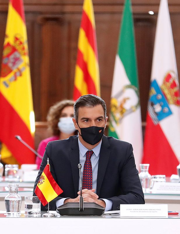 El presidente del Gobierno, Pedro Sánchez, al inicio de la Conferencia de Presidentes que busca el consenso para el reparto de los fondos de recuperación europeos por la crisis del coronavirus, este viernes en el monasterio de San Millán de Yuso.