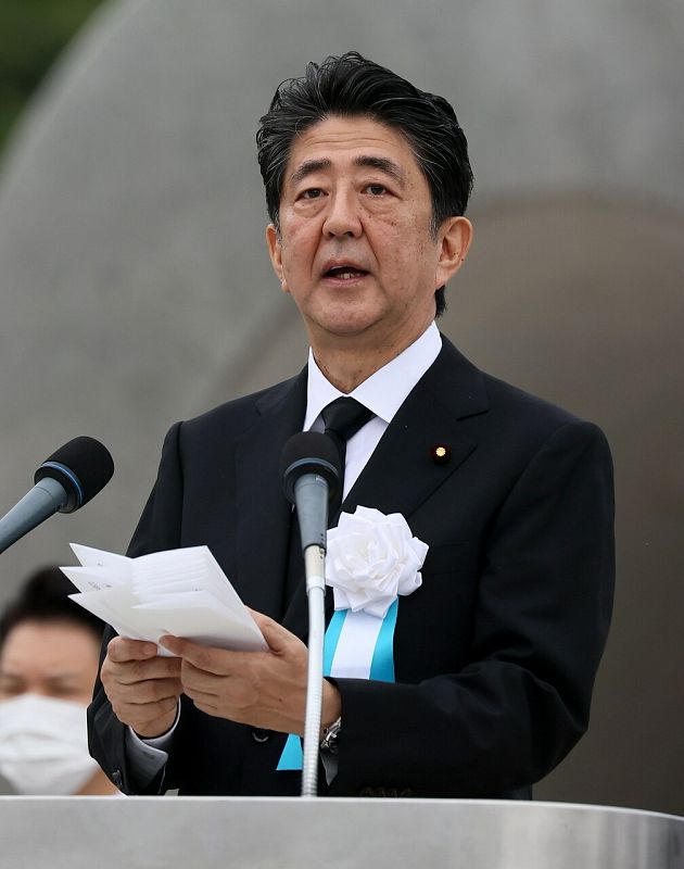 El primer ministro japonés, Shinzo Abe, pronuncia un discurso durante el servicio conmemorativo del 75 aniversario de las víctimas de la bomba atómica de Hiroshima.