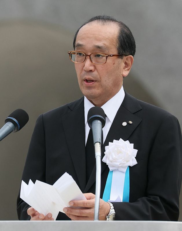 El alcalde de Hiroshima, Kazumi Matsui, pronuncia un discurso por el 75 aniversario.