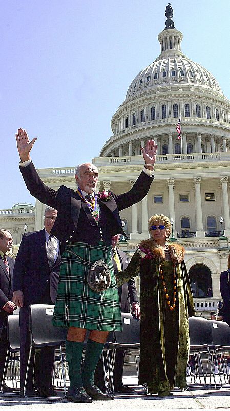 Sean Connery, con atuendo escocés, recibe el aplauso de la audiencia tras recibir el premio William Wallace (2001)