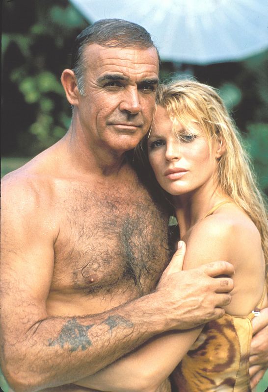 Sean Connery junto a Kim Bassinger, la "chica Bond" en 'Nunca digas nunca jamás' (1983)