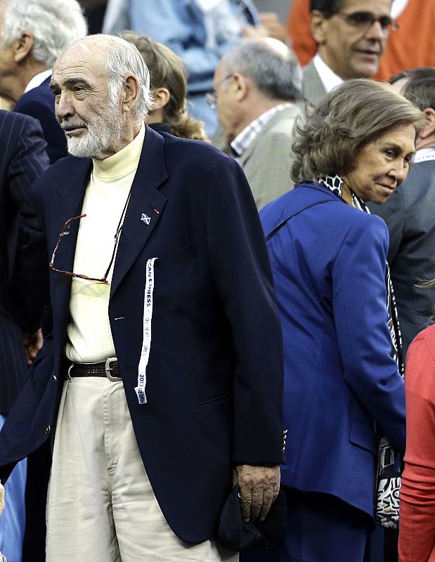 Sean Connery, espalda contra espalda junto a la Reina Sofía durante la final masculina del U.S. Open Tournament, en 2013