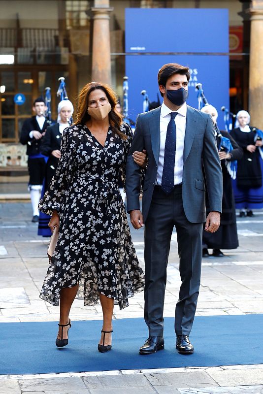 El piloto Carlos Sainz y su madre, Reyes Vázquez de Castro, en la ceremonia de entrega de los Premios Princesa de Asturias.