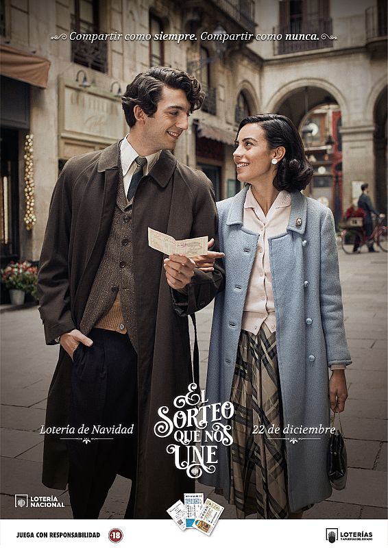  Una pareja de enamorados pasean con la ilusión de que el décimo que comparten sea el premiado. 