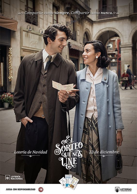 Una pareja de enamorados pasean con la ilusión de que el décimo que comparten sea el premiado.