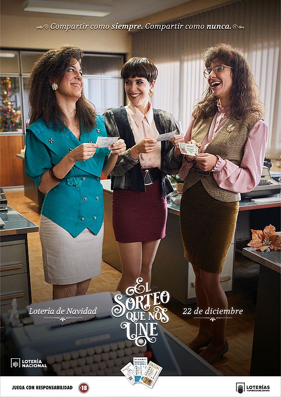  Unas compañeras de trabajo comparten un décimo de Lotería de Navidad en la oficina.