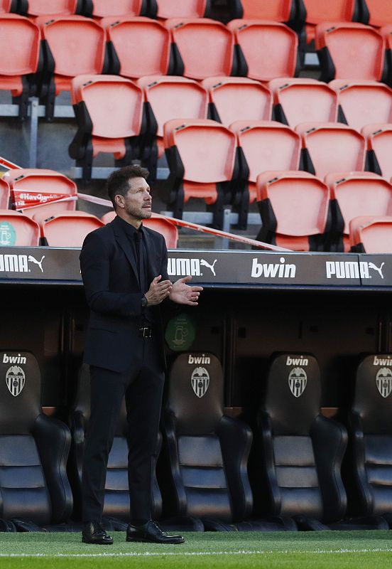 Simeone aplaude de pie durante el minuto de silencio previo al partido Valencia-Atlético de Madrid