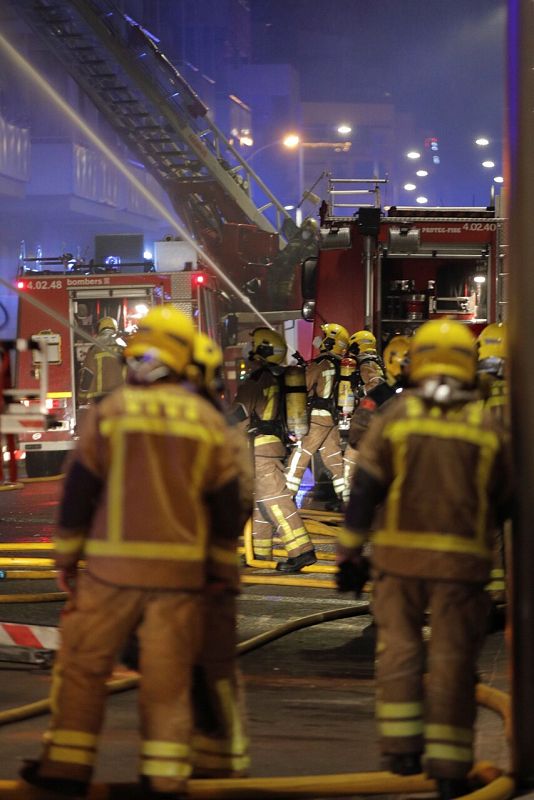 Se han desplegado hasta 28 dotaciones de Bomberos de la Generalitat y cinco de Barcelona