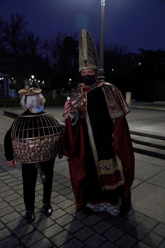 Dos personas disfrazadas a las puertas del Teatro Real