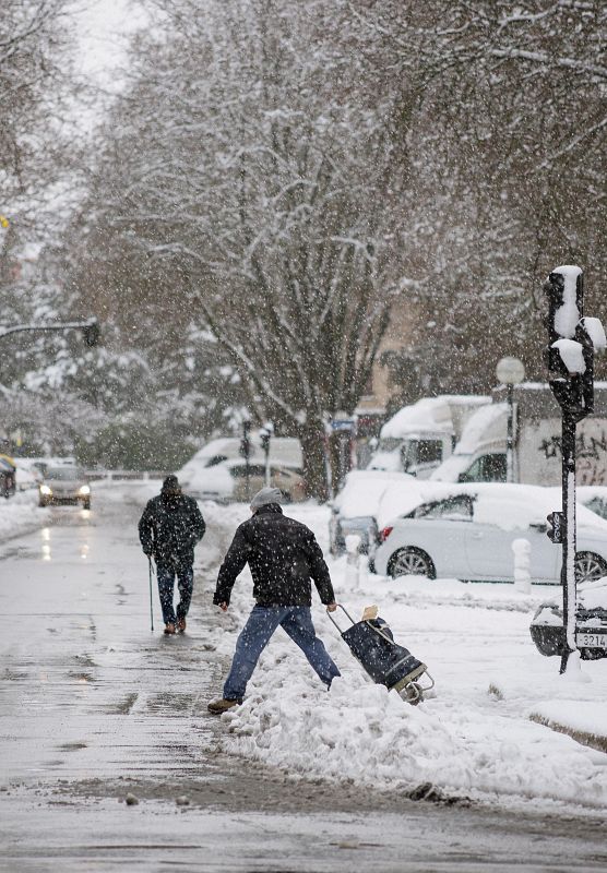 Aceras intransitables por la nieve en Vitoria este sábado. La ciudad amaneció cubierta de nieve por el temporal de frio que azota el norte de la península.