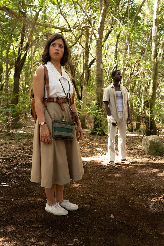 Amparo Piñero e Iván Méndez en medio de la selva en escena.