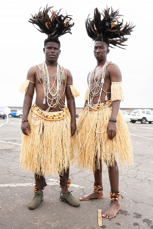 Dos bailarines de la tribu fang en los ensayos