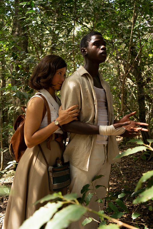 Amparo Piñero e Iván Méndez se abrazan en la selva.