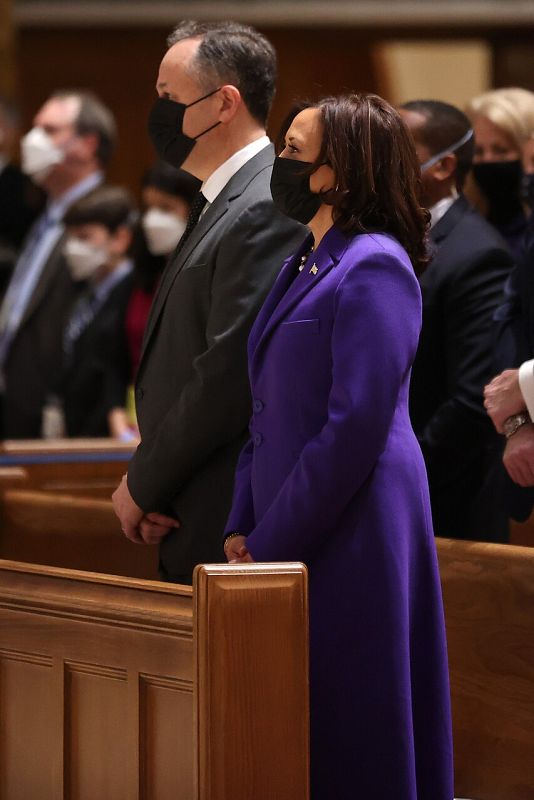 Kamala Harris y su marido durante la misa