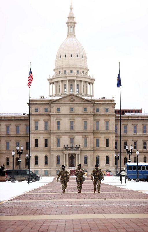 La Guardia Nacional patrullan las calles de Michigan