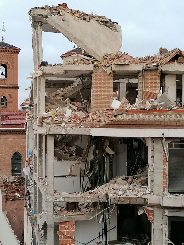 Cuatro plantas del edificio, reducidas a escombros
