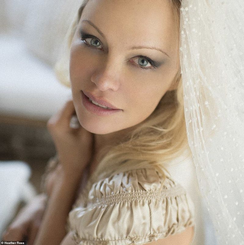 Pamela Anderson se casa con su guardaespaldas en secreto: las fotos de su boda con Dan Hayhurst