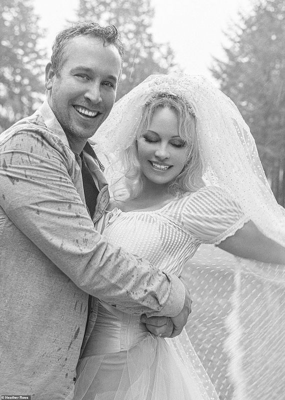 Pamela Anderson posa recién casada en blanco y negro con Dan Hayhurst