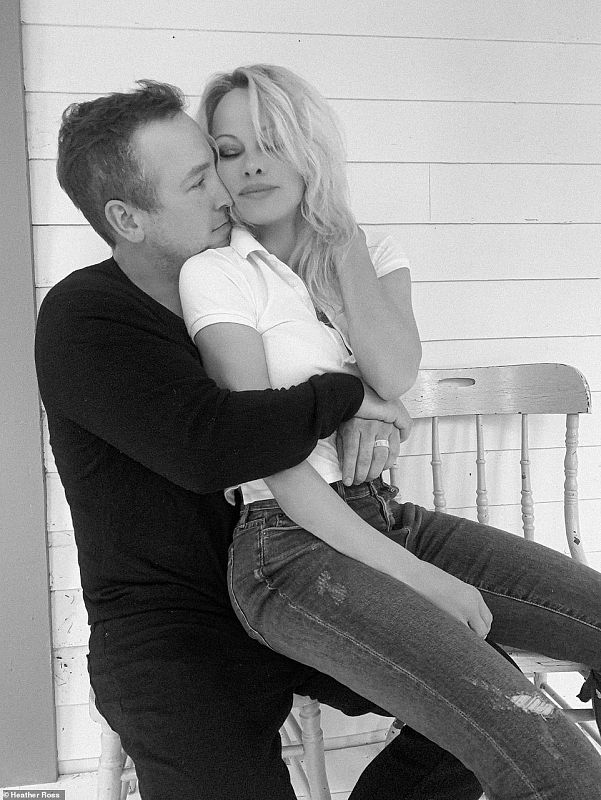Pamela Anderson posa recién casada con Dan Hayhurst