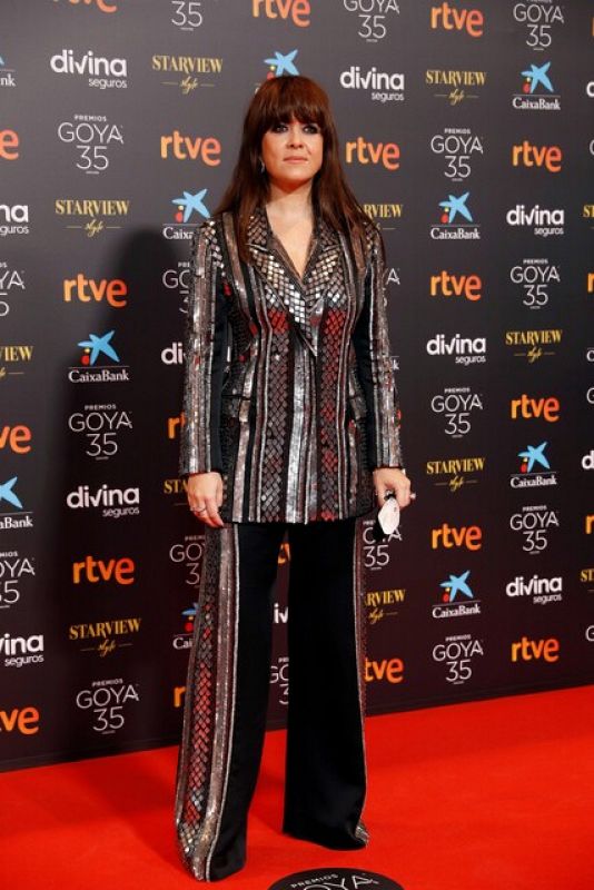 Vanesa Martín con un traje de chaqueta