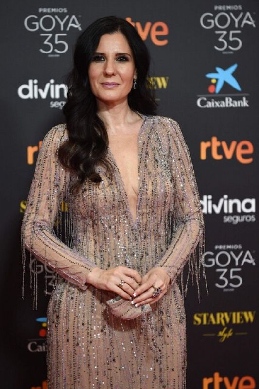 Diana Navarro con un vestido con brillos sonríe