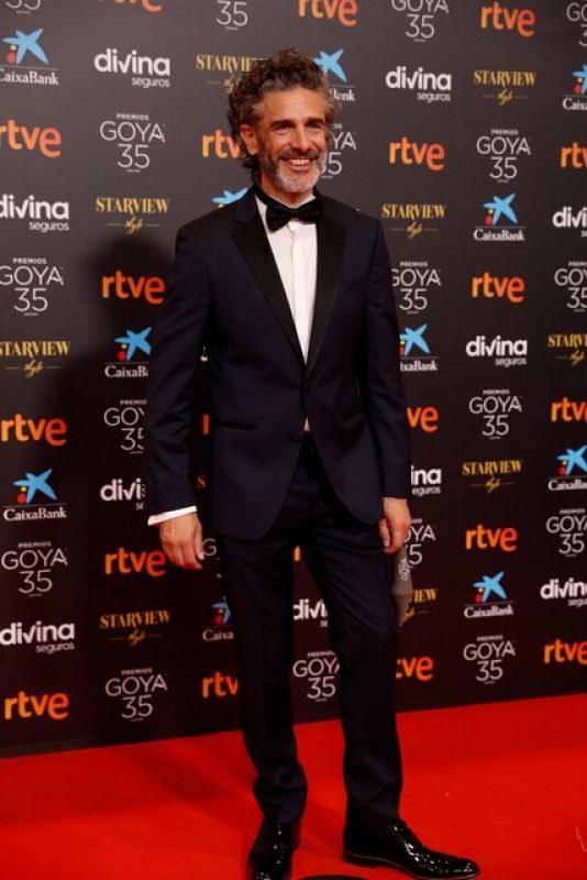 Leonardo Sbaraglia posa sonriente en la alfombra de los Goya 2021.