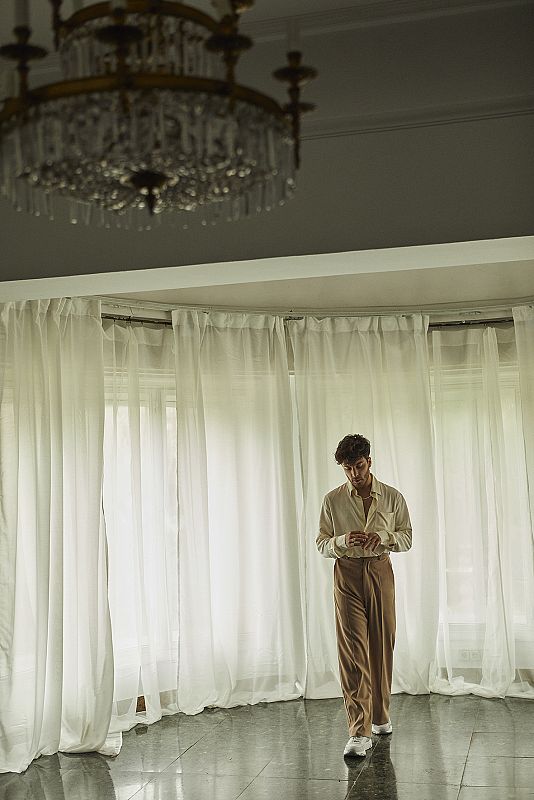  Blas Cantó recorre la casa de su infancia en el videoclip de 'Voy a quedarme'