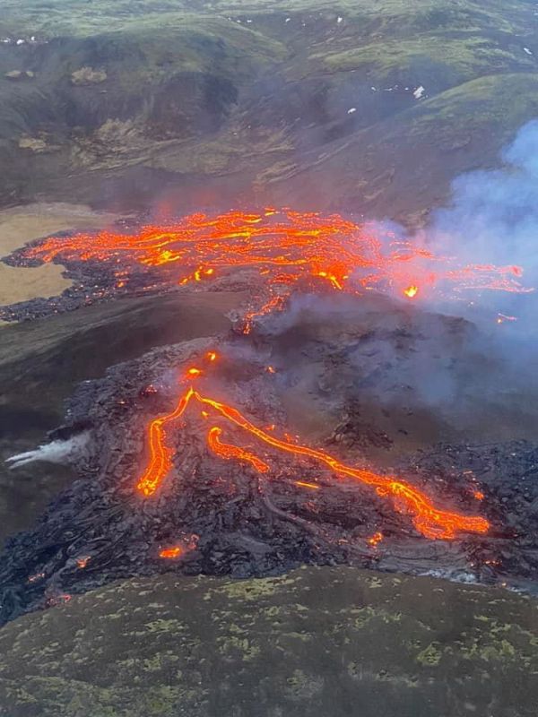 Fotografía facilitada por la Guardia Costera de Islandia muestra una imagen tomada desde un helicóptero de la Guardia Costera del volcán.