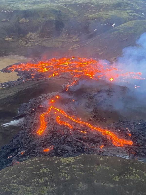 Fotografía facilitada por la Guardia Costera de Islandia muestra una imagen tomada desde un helicóptero de la Guardia Costera del volcán.