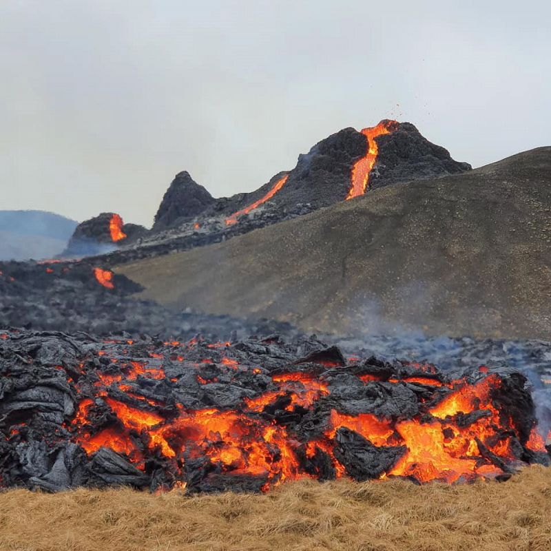 Se han implementado restricciones nacionales adicionales, incluido el cierre de Reykjanesbraut,  y el aeropuerto internacional de Keflavík.