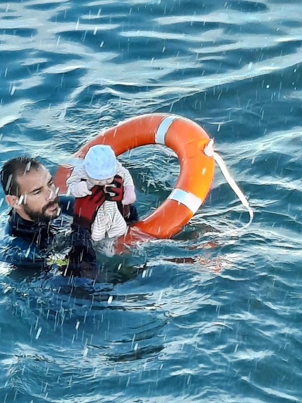 Un buzo de la Guardia Civil salva a un bebé que se encontraba en la orilla de Ceuta