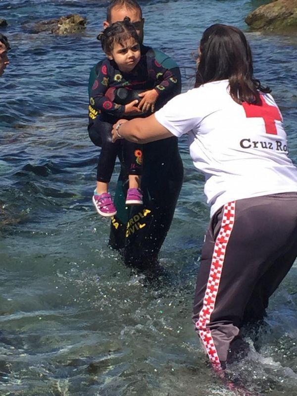 Buzos de la Guardia Civil y una trabajadora de Cruz Roja rescatan a una menor en Ceuta