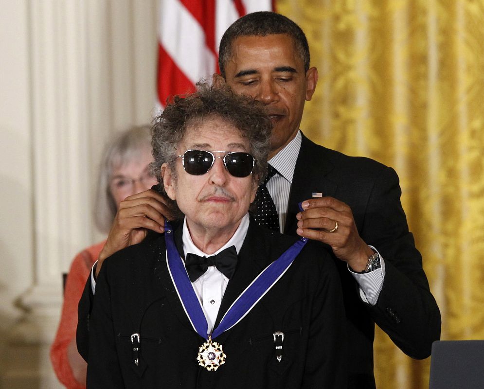 El presidente de Estados Unidos Barack Obama condecora a Bob Dylan con la Medalla de la Libertad en una imagen de 2012.