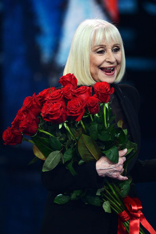 Raffaella Carrà en un plato de televisión en Italia