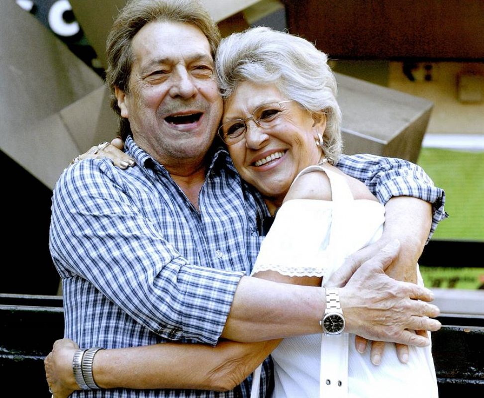 Sancho Gracia y Pilar Bardem posan durante la presentación en Madrid de la película La bicicleta