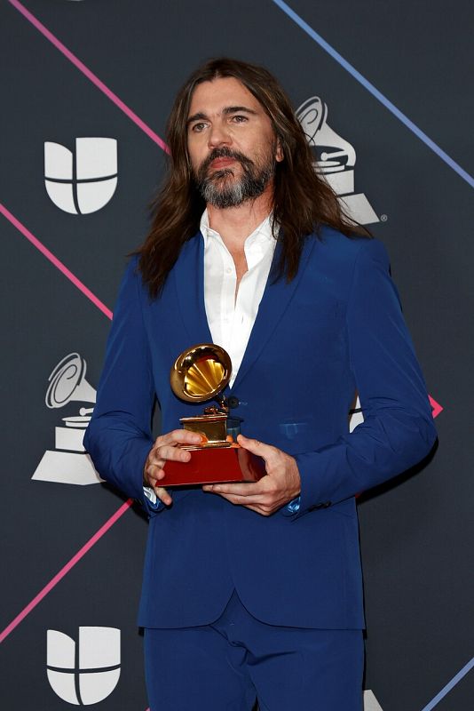 Juanes con su premio al 'Mejor Álbum de Pop-Rock'