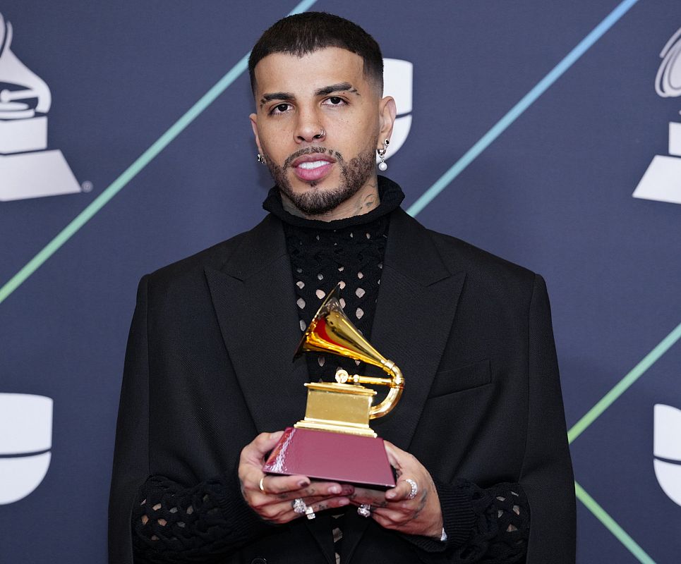 Rauw Alejandro luce su Latin Grammy 2021 gracias a "Tattoo Remix", la canción premiada como Mejor Fusión/Interpretación Urbana.