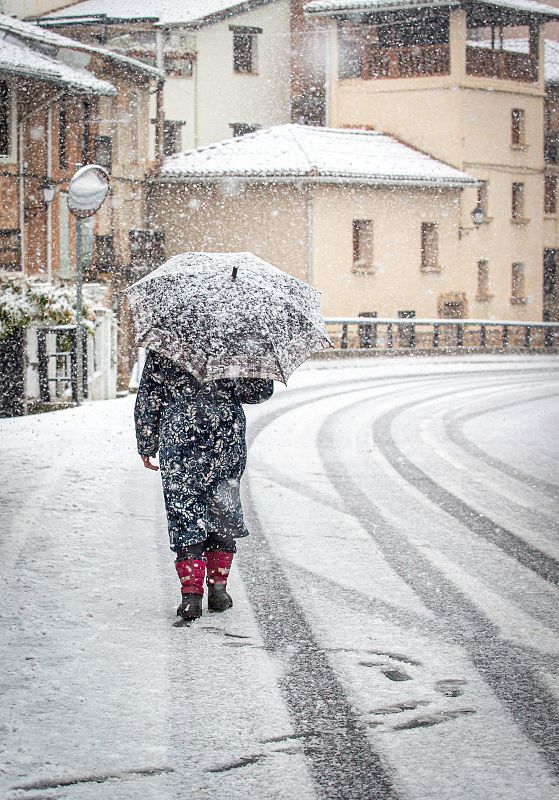 Persona andando ssobre la nieve en Pradillo (La Rioja)