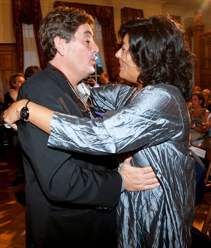 El poeta Luis García Montero es felicitado por su mujer, la escritora Almudena Grandes, tras recibir en la Universidad Internacional Menéndez Pelayo (UIMP) el Premio la Trastienda, otorgado por la Fundación Instituto Cultura del Sur